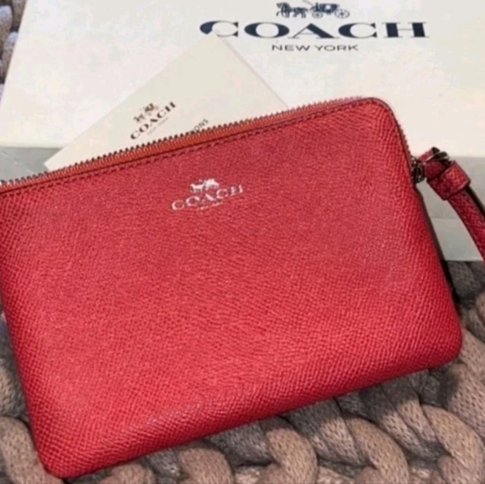 💝 Coach Pretty in Bubble Gum Pink Durable Pebble Leather Corner Zip Wristlet 💝